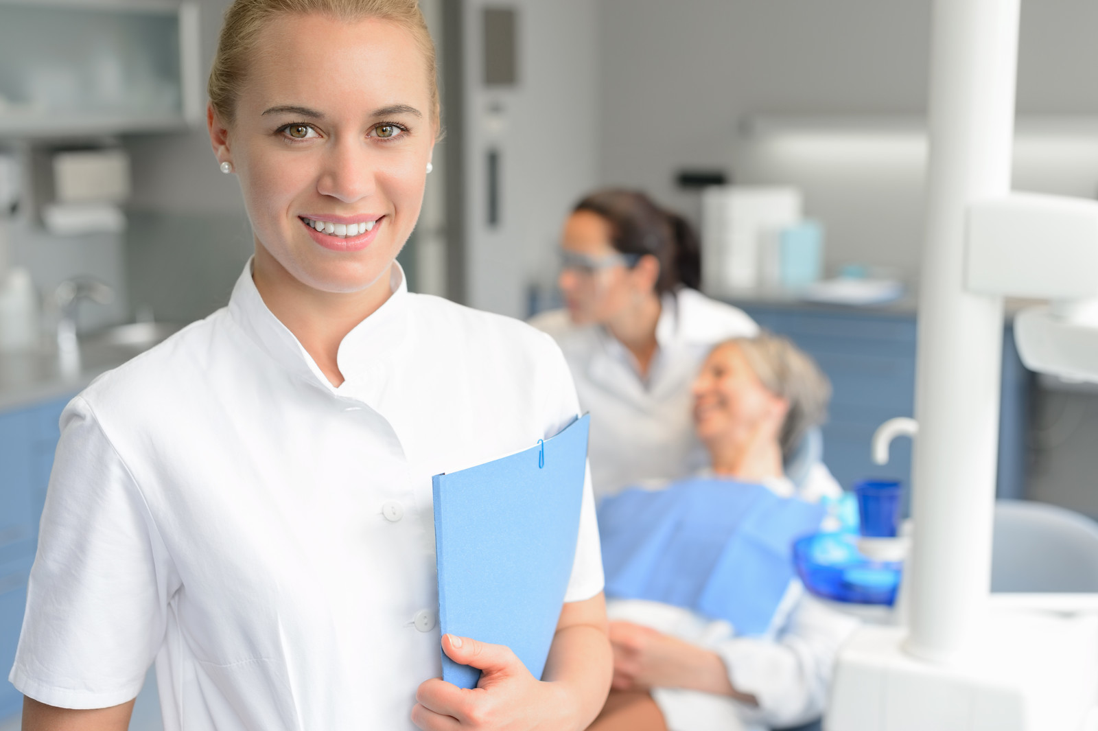 what is the role of periodontist